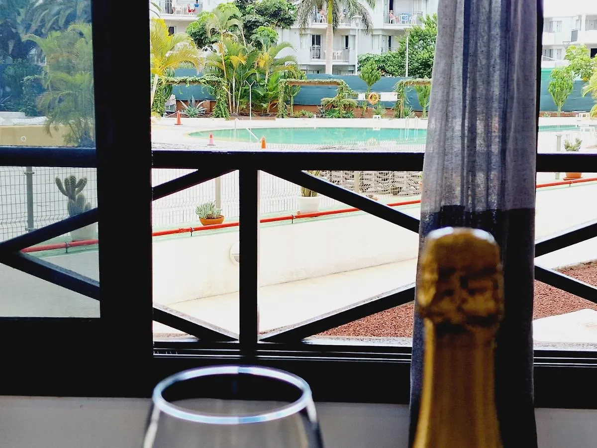 בית נופש לוס כריסטיאנוס Luxury San Marino Apartment & Pool View