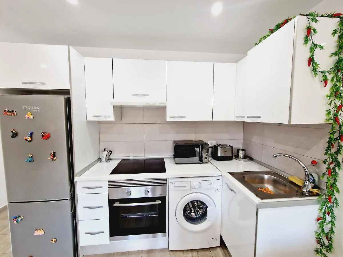 בית נופש לוס כריסטיאנוס Luxury San Marino Apartment & Pool View