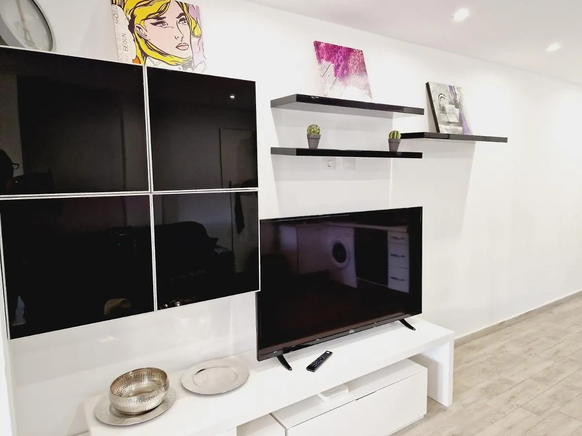 בית נופש לוס כריסטיאנוס Luxury San Marino Apartment & Pool View
